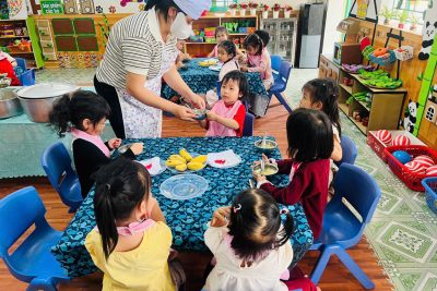 Hoạt động giờ ăn của trẻ 3-4 tuổi