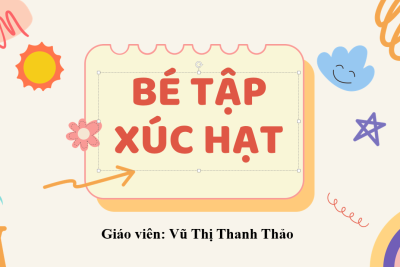 Bé tập xúc hạt